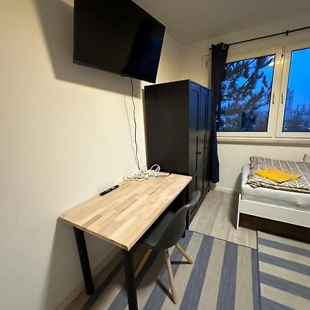 Ideal Fuer Monteure. 3 Zimmer Apartment Mit Kueche, Waschmaschine, Wifi Usw... . Halle  Ngoại thất bức ảnh